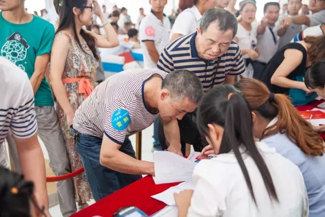 熱情參與我們現(xiàn)場(chǎng)游戲的貴賓 熱情參與我們現(xiàn)場(chǎng)游戲的貴賓