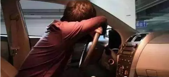 為什么很多人喜歡獨自坐在車里發(fā)呆？